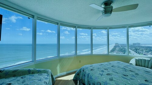 Spectacular Ocean View and Bright Beach Condo, 2BR/2Bath, the Best on the Shores