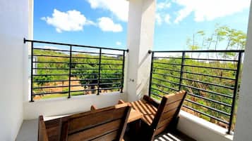 Blackout drapes, free WiFi, bed sheets