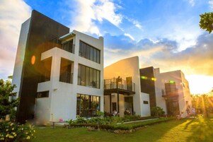 遮光窗帘、免费 WiFi、床单