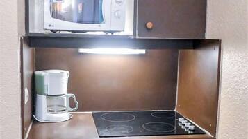 Een koelkast, een microgolfoven, een vaatwasser, een kinderstoel