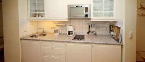 Kühlschrank, Mikrowelle, Wasserkocher mit Kaffee-/Teezubehör