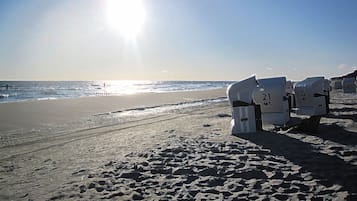 Vlak bij het strand, ligstoelen aan het strand