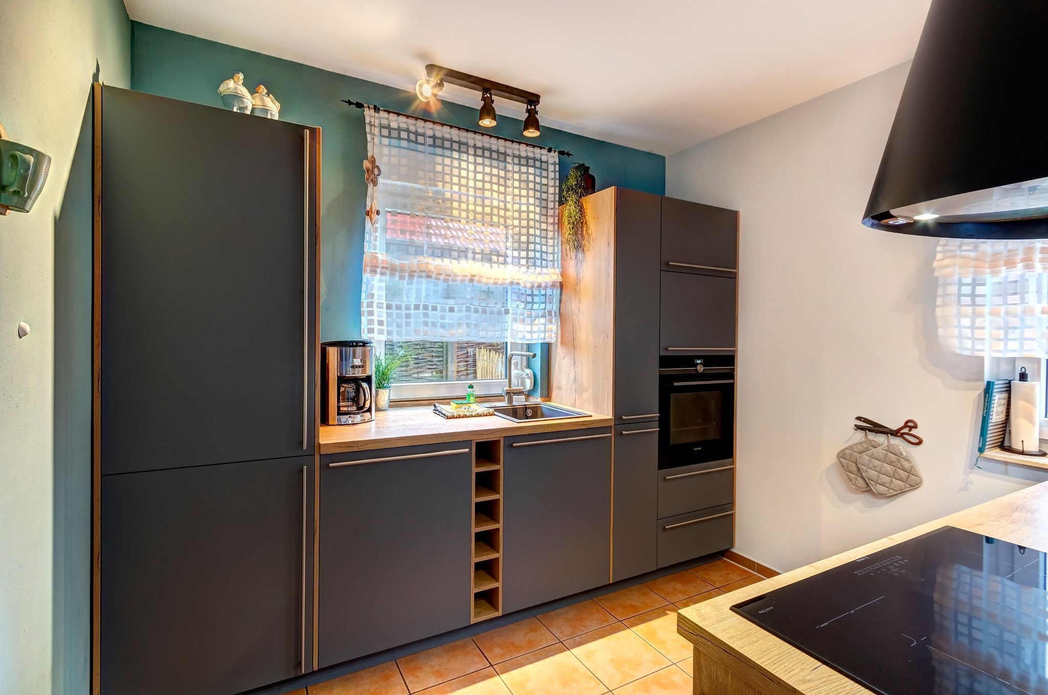 Jääkaappi, mikroaaltouuni, uuni, liesi