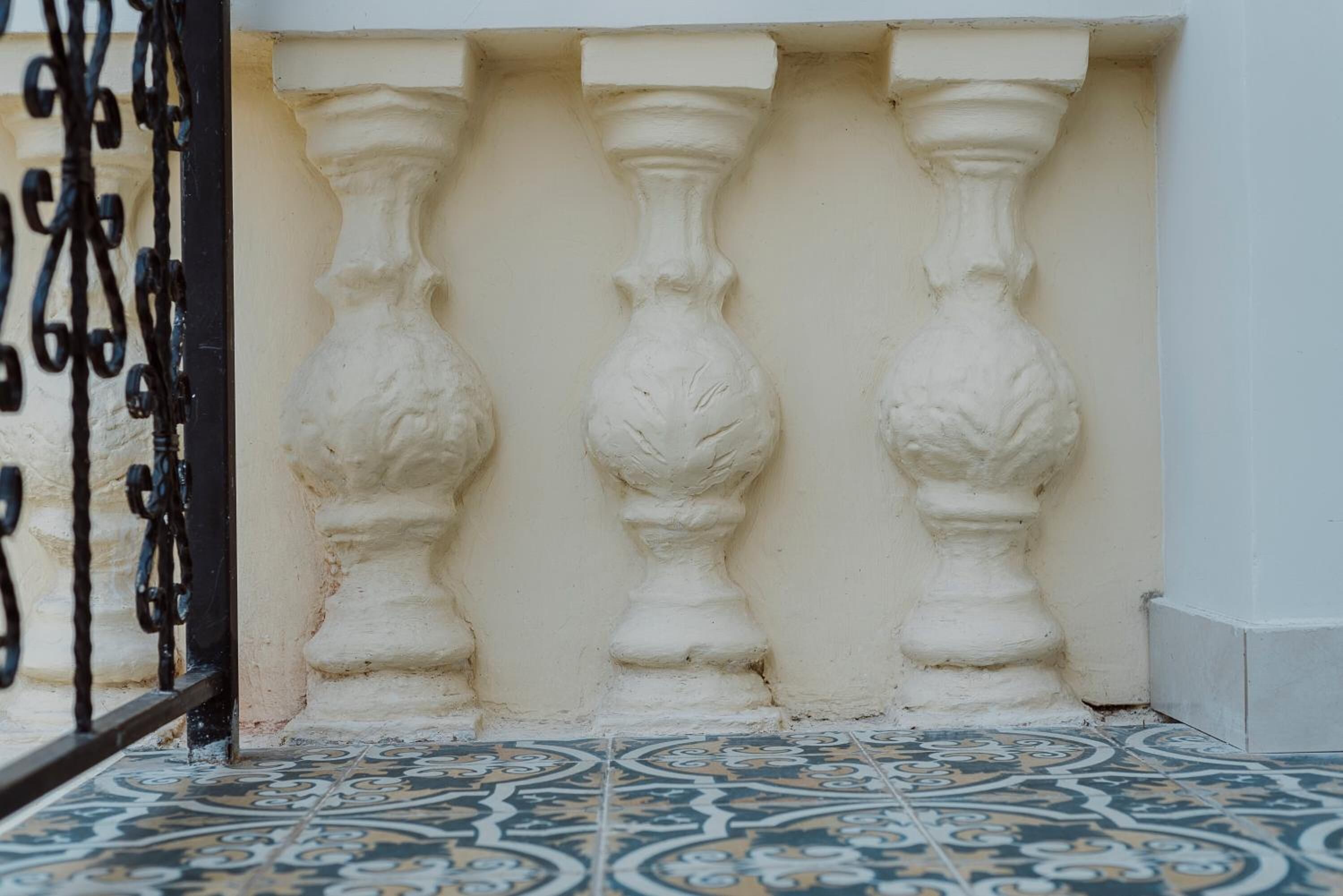 A corner with a white wall and a decorative column.
