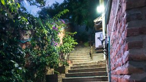 Una escalera que conduce a un edificio con paredes de ladrillo y piso de baldosas.