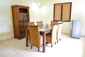 Fridge, stovetop, cookware/dishes/utensils - Hardys Villa Nusa Dua (Nusa Dua)