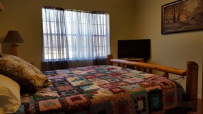 2 bedrooms, free WiFi, bed sheets, wheelchair access - Backyard splendor!!! (Story)