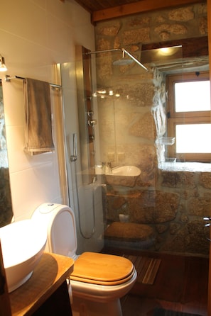 Haartrockner, Handtücher, Seife, Toilettenpapier