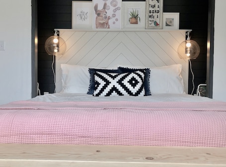 2 bedrooms, iron/ironing board, free WiFi, bed sheets. Easy Self Check-In for Centrally Located Home - Stay at the Little Llama House!