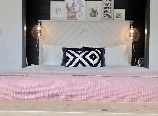 2 bedrooms, iron/ironing board, free WiFi, bed sheets - Easy Self Check-In for Centrally Located Home - Stay at the Little Llama House! (Lincoln)