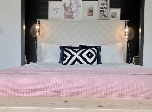 Easy Self Check-In for Centrally Located Home - Stay at the Little Llama House!