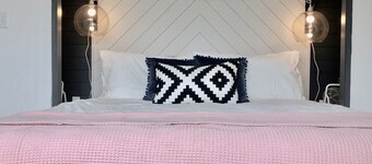 Easy Self Check-In for Centrally Located Home - Stay at the Little Llama House!