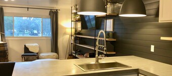 Easy Self Check-In for Centrally Located Home - Stay at the Little Llama House!