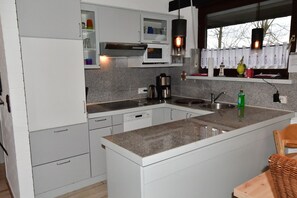 ثلاجة، ميكروويف، غسالة أطباق