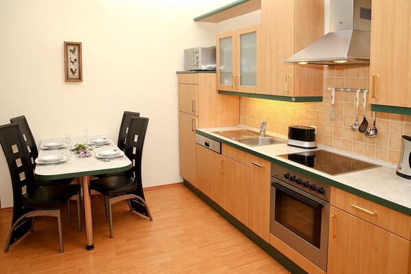 Kühlschrank, Mikrowelle, Ofen, Geschirrspüler
