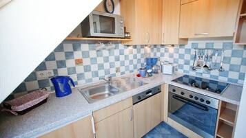 Een koelkast, een magnetron, een oven, een vaatwasser