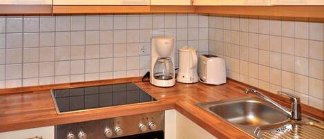 Réfrigérateur, four, lave-vaisselle, cafetière/bouilloire