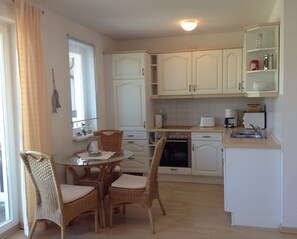 Kühlschrank, Mikrowelle, Ofen, Geschirrspüler