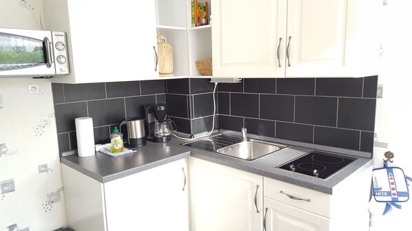 Køleskab, mikrobølgeovn, kaffe-/temaskine, elkedel