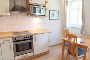 Kühlschrank, Mikrowelle, Ofen, Geschirrspüler