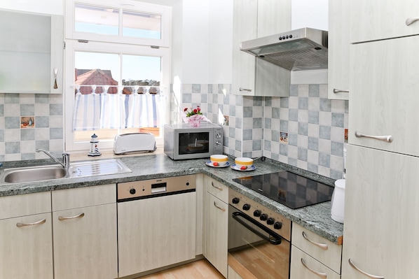Kühlschrank, Mikrowelle, Ofen, Geschirrspüler