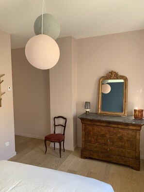 6 bedrooms, iron/ironing board, free WiFi, bed sheets