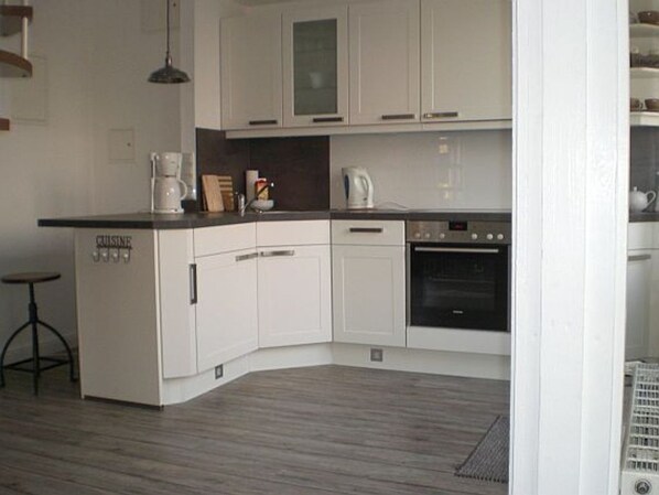 Kühlschrank, Mikrowelle, Ofen, Geschirrspüler