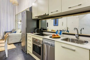 Een koelkast, een microgolfoven, een oven, een kookplaat