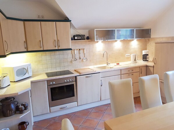 Kühlschrank, Mikrowelle, Ofen, Geschirrspüler