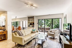 Televisio, takka, kirjoja