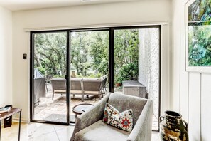 Televisio, takka, kirjoja