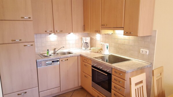 Kühlschrank, Mikrowelle, Ofen, Geschirrspüler