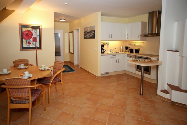 Kühlschrank, Mikrowelle, Ofen, Geschirrspüler