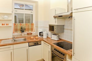Kühlschrank, Mikrowelle, Ofen, Geschirrspüler