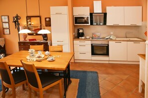 Kühlschrank, Mikrowelle, Ofen, Geschirrspüler