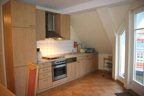 Kühlschrank, Ofen, Geschirrspüler, Wasserkocher mit Kaffee-/Teezubehör