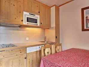 Køleskab, mikrobølgeovn, kogeplade, opvaskemaskine