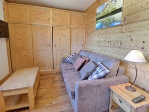 Flat-screen TV - Charming Studio in Méribel - Ski-in/Ski-out, Pets Allowed (Méribel)
