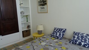2 slaapkamers, reisbedje, beddengoed