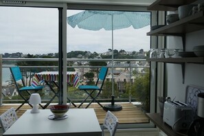 Dining - 3 minutes from the beach, beautiful studio with 1 bed 2 p, veranda, terrace, park. wifi (Perros-Guirec)