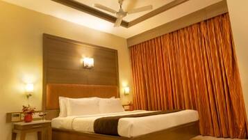Deluxe Double Room, 1 King Bed | Egyptian cotton sheets, premium bedding, minibar, in-room safe