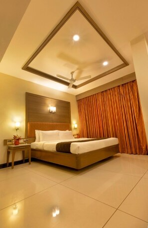 Egyptian cotton sheets, premium bedding, minibar, in-room safe - Clinton Park Inn (Kilvelur)