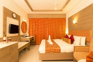 Deluxe Double Room, 1 King Bed | Egyptian cotton sheets, premium bedding, minibar, in-room safe - Clinton Park Inn (Kilvelur)