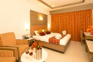 Habitación Deluxe doble, 1 cama de matrimonio grande | Sábanas de algodón egipcio, ropa de cama de alta calidad, minibar