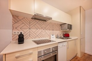 Coffee/tea maker, fridge, microwave, oven - Sweett | Gothic IV - Three Bedroom Apartment, Sleeps 7 (Barcelona)