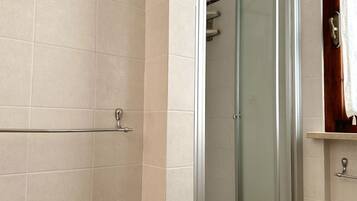 Doccia, bidet, asciugamani