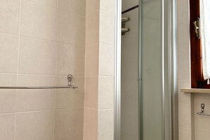 Dusche, Bidet, Handtücher
