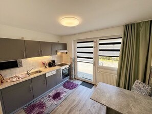 Kühlschrank, Mikrowelle, Ofen, Geschirrspüler