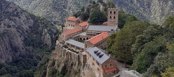 Loft de piedra con vistas panorámicas a la montaña.