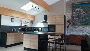 Eine moderne Küche mit Holzausstattung, einer Kochinsel und Barhocker.